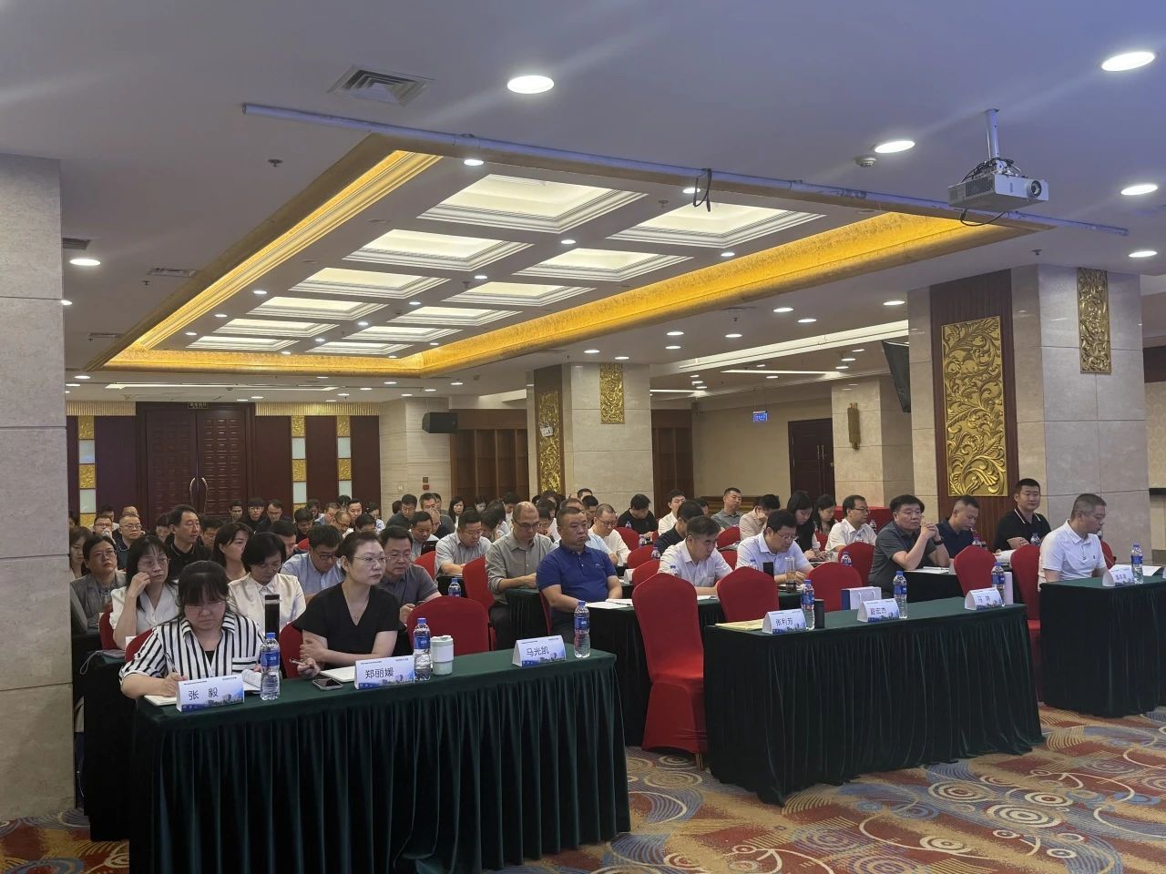 数字与信息技术类教指委2025年度工作会议在大连召开